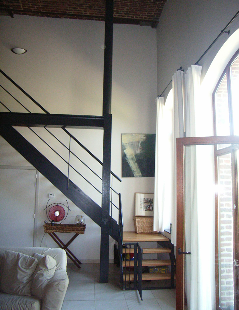 Photo d'un escalier et d'une balustrade en acier